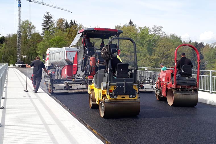 Referenz von Strassen-, Tief und
Wasserbau GmbH - Jena und Zwickau